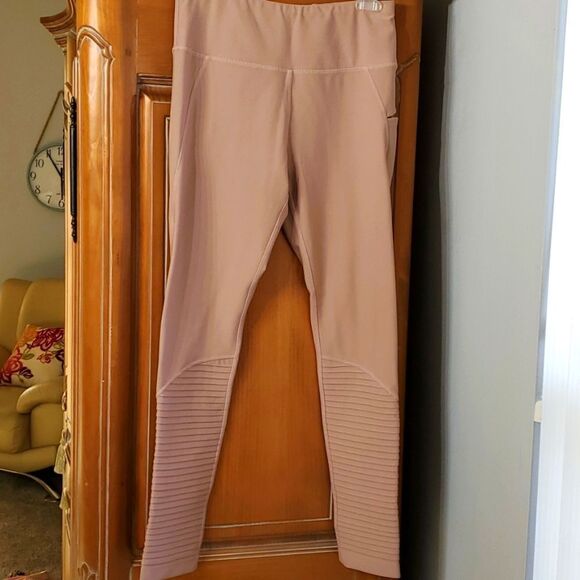 Mondetta pale pink leggings. Size medium. One zipper pocket. Great condition. - Picture 1 of 11